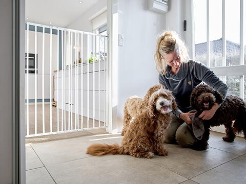 DOGSPACE CHARLIE EXTRA TALL EXTENDING PET GATE, WHITE på hunique.dk